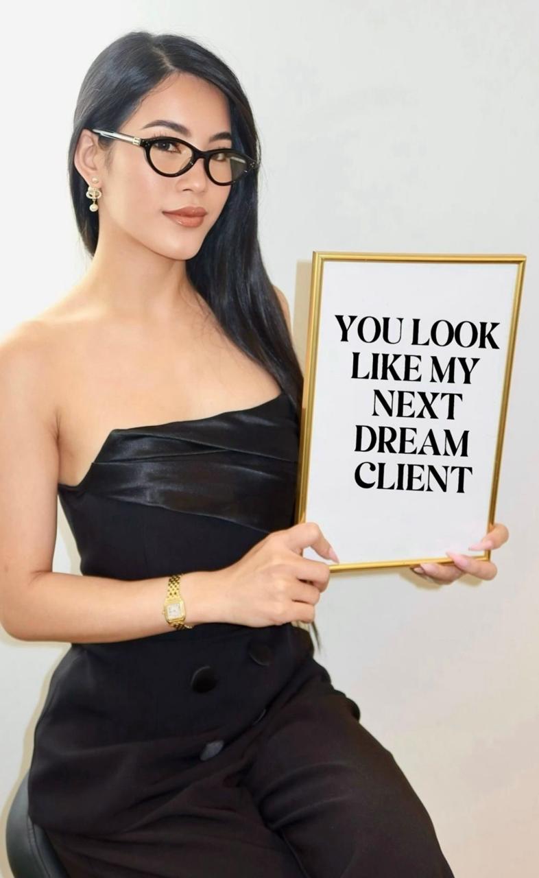 Scarlett Nguyen holding a sign reading 'You look like my next dream client'